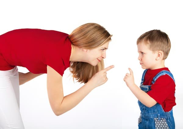 با کودکی که کلمات نامناسب به کار می‌برد چگونه رفتار کنیم؟
